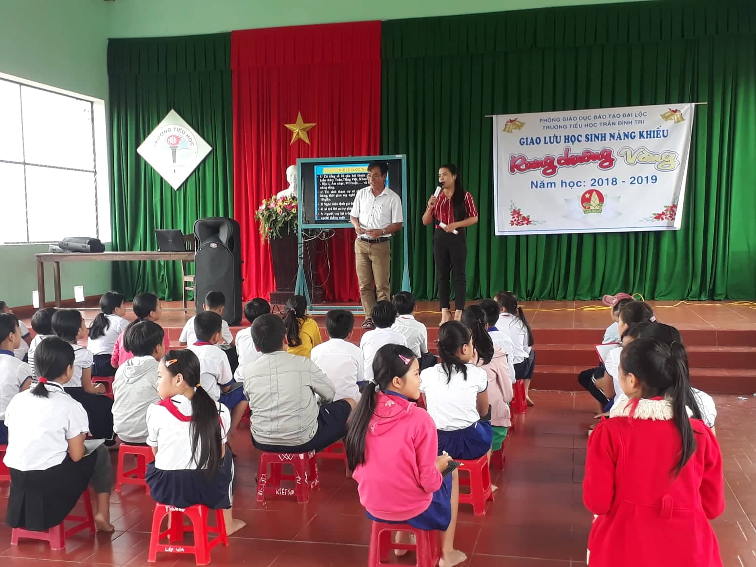 Thầy Nguyễn Hờn và Cô Huỳnh Thị Hoàng Dung đang hướng dẫn các em tham gia Hội thi